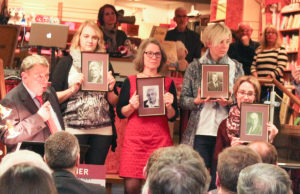 Mit einem revueartigen Bilderbogen zu Ahnen und Veränderungen der Geschäftszweige unterhielten Wolfgang Hommel, Eva Behrens-Hommel und das Team die Festgäste. Fotos. Dorothée Schenk