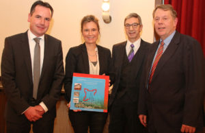 Die Geschwister Sigrid Geyer-Byrau und Guido Geyer erhielten aus den Händen von Wolfgang Hommel (r) den Stadtmarketing-Preis 2019. Die Laudatio hielt Dr. Rüdiger Urban (2.v.r.). Foto: Arne Schenk