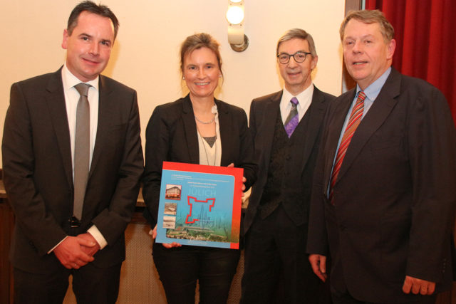 Die Geschwister Sigrid Geyer-Byrau und Guido Geyer erhielten aus den Händen von Wolfgang Hommel (r) den Stadtmarketing-Preis 2019. Die Laudatio hielt Dr. Rüdiger Urban (2.v.r.). Foto: Arne Schenk