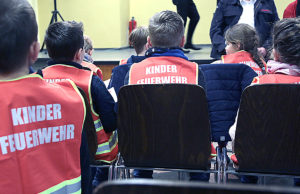 Bestens ausgestattet: Eigens wurden für die neue Kinderfeuerwehr Sicherheitswesten bedruckt. Fotos: Dieter Benner