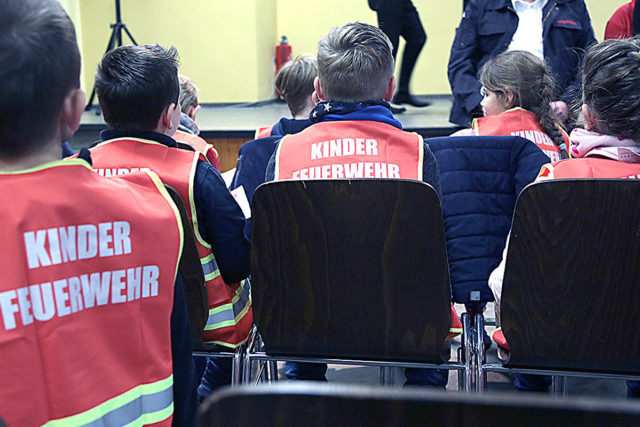 Bestens ausgestattet: Eigens wurden für die neue Kinderfeuerwehr Sicherheitswesten bedruckt. Fotos: Dieter Benner