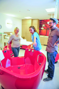 Kreißsaalführungen im St. Marien-Hospital Düren – ein sehr beliebter Programmpunkt der Elterninformationsabende für werdende Eltern. Foto: Kaya Erdem
