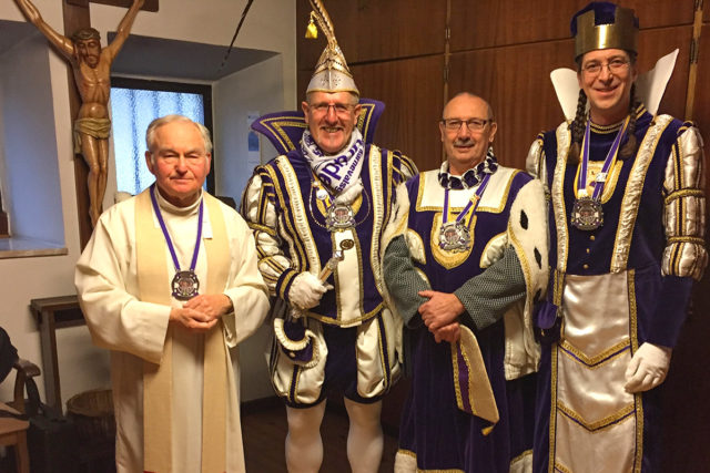 (v. l. n. r.: Pfarrer i. R. Dr. Jöcken, Prinz Bernd I (Cremer), Bauer Hans I (Engels), Jungfrau Viola I (Pleger). Foto: GKG Fidele Brüder Koslar