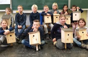 Schülerinnen und Schüler der Garten-AG der Koslarer Grundschule haben Nistkästen für ihr Zuhause und ihren Schulhof erstellt. Foto: Florian von und zu Hoensbroech