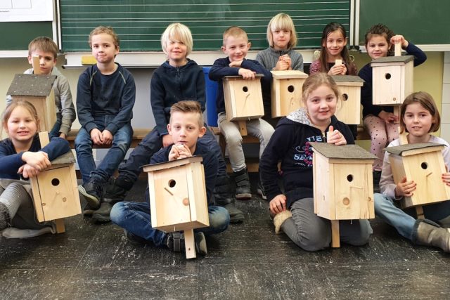 Schülerinnen und Schüler der Garten-AG der Koslarer Grundschule haben Nistkästen für ihr Zuhause und ihren Schulhof erstellt. Foto: Florian von und zu Hoensbroech