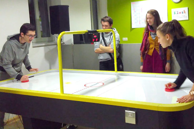 Mitglieder des Jugendparlaments beim Air-Hockey im städtischen Jugendheim. Stadt Jülich /Foto: Sevdije Haxha