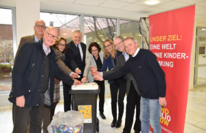 Vertreter der Rotary-Clubs aus Düren und Jülich sowie der AWA überreichten Landrat Wolfgang Spelthahn eine Sammeltonne für Plastikverschlüsse, die ab sofort im Eingangsbereich des Kreishauses Düren steht. Aus dem Erlös der Wertstoffsammlung werden Impfungen gegen Kinderlähmung finanziert. Foto: Kreis Düren