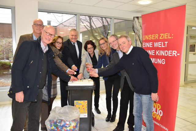 Vertreter der Rotary-Clubs aus Düren und Jülich sowie der AWA überreichten Landrat Wolfgang Spelthahn eine Sammeltonne für Plastikverschlüsse, die ab sofort im Eingangsbereich des Kreishauses Düren steht. Aus dem Erlös der Wertstoffsammlung werden Impfungen gegen Kinderlähmung finanziert. Foto: Kreis Düren