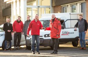 Stadtwerke Jülich setzen weiter auf Elektro-Mobilität, jetzt mit einem StreetScooter. (v.l.). Raphael Floegel, Christoph Hunschede (SWJ- Netzbetrieb), André Müller (Netzwerkpartner), Gregor Mütz (SWJ-Fahrer des neuen Fahrzeugs), Ulf Kamburg (SWJ-Geschäftsführer) und Stephan Freischem (StreetScooter). Foto: Marcel Kanehl/SWJ