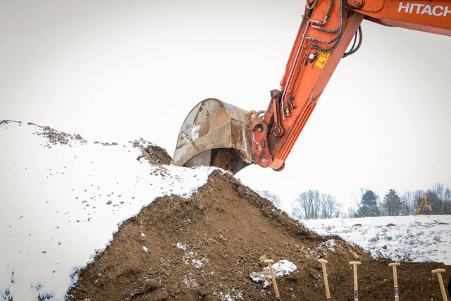 Mit Bagger und Schaufel wurde der offizielle Spatenstich am Ginsterweg vollzogen. Foto: Hacky