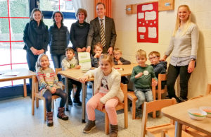 Margaretha Wirtz (vlnr), Zertifizierungskoordinatorin vom Forschungszentrum Jülich, Kita-Leiterin Sabine Beck, Dezernentin Doris Vogel, Thomas Rachel (MdB) und Erzieherin Anne Wetzel freuen sich über die fünfte Rezertifizierung der "Wilden 13". Foto: privat