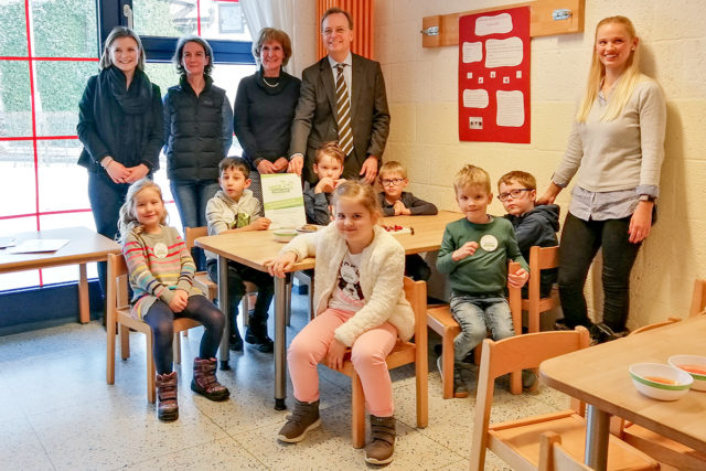 Margaretha Wirtz (vlnr), Zertifizierungskoordinatorin vom Forschungszentrum Jülich, Kita-Leiterin Sabine Beck, Dezernentin Doris Vogel, Thomas Rachel (MdB) und Erzieherin Anne Wetzel freuen sich über die fünfte Rezertifizierung der 