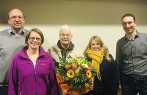Der Vorstand nimmt seinen neuen Ehrenvorsitzenden Prof. Achenbach in die Mitte. Foto: Verein