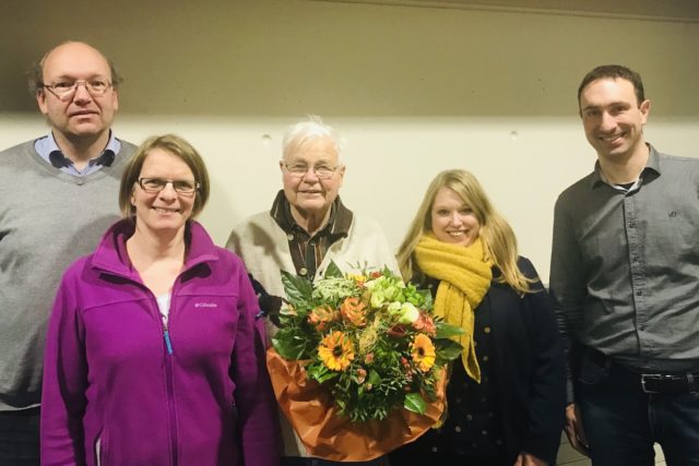 Der Vorstand nimmt seinen neuen Ehrenvorsitzenden Prof. Achenbach in die Mitte. Foto: Verein