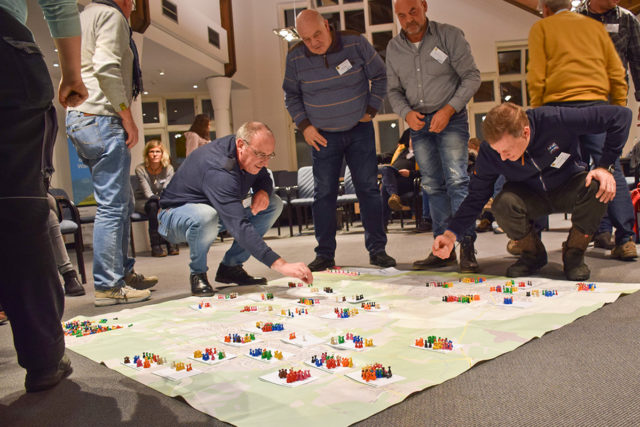 Planspiel Demografie: Auf Einladung des Kreises Düren erlebten rund drei Dutzend Nideggener, wie sich die Bevölkerung ihrer Stadt bis 2050 verändern wird und zogen daraus erste Schlüsse. Foto: Kreis Düren