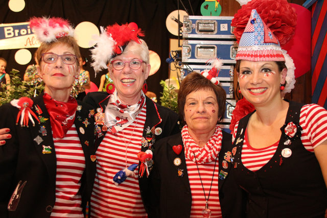 Die Frauen der kfd Broich wissen, wir man Karneval feiert. Fotos: Dorothée Schenk
