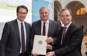 Bundesverkehrsminister Andreas Scheuer übergibt Landrat Wolfgang Spelthahn und dem Parlamentarischen Staatssekretär Thomas Rachel MdB den Zuwendungsbescheid zur Förderung der Elektromobilität im Kreis Düren. Foto: privat