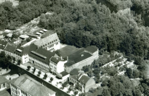 Der Vorgängerbau der Stadthalle mit Gloria-Kino um 1959. Foto: Stadtarchiv Jülich