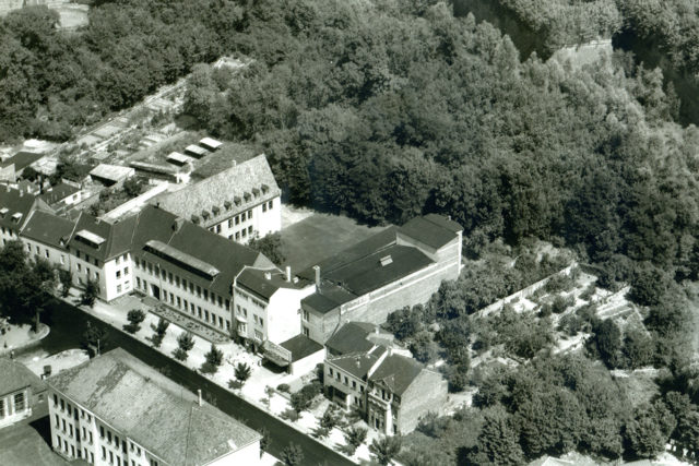 Der Vorgängerbau der Stadthalle mit Gloria-Kino um 1959. Foto: Stadtarchiv Jülich