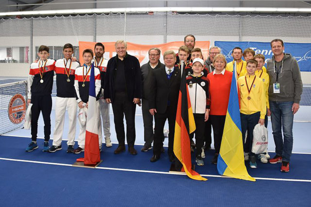 Schirmherr Landrat Wolfgang Spelthahn, TVM-Jugendwart Kuno Stirnberg und TVM-Präsident Dr. Manfred Weber ehrten die drei besten Teams (v.l.): Die Franzosen gewannen das Turnier, das deutsche Team landete auf Platz zwei, die Ukrainer auf Rang drei. Foto: J. Ziemann