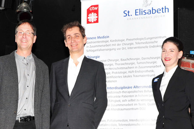 Dr. med. Mario Meuser (v.l.), Dr. med. Christoph Walter und Geschäftsführerin Judith Kniepen bei der gut besuchten Veranstaltung des Jülicher Krankenhauses. Foto: S. Freyaldenhoven