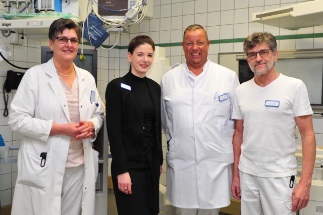 Oberärztin Birgit Nose-Dreßen (v.l.) und Geschäftsführerin Judith Kniepen mit dem neuen Oberarzt Markus Permantier und Chefarzt Dr. med. Dipl.-Päd. Helmut Saler im Linnicher Krankenhaus. Foto: Kaya Erdem