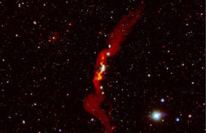 Die Radiogalaxie 3C31, die von Heesen et al (2018) mit LOFAR beobachtet wurde, ist rot über einem optischen Bild dargestellt. LOFAR konnte zeigen, dass die Radiogalaxie mehr als 3 Millionen Lichtjahre groß ist. Foto: Volker Heesen/LOFAR-Surveys-Team