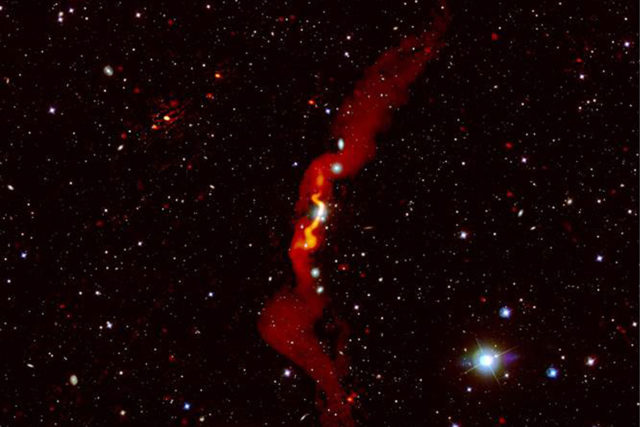 Die Radiogalaxie 3C31, die von Heesen et al (2018) mit LOFAR beobachtet wurde, ist rot über einem optischen Bild dargestellt. LOFAR konnte zeigen, dass die Radiogalaxie mehr als 3 Millionen Lichtjahre groß ist. Foto: Volker Heesen/LOFAR-Surveys-Team