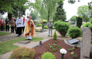 2015 im Mai wurde die Priestergrabstätte in Welldorf eingesegnet. Foto: Archiv PuKBSuS / Silja