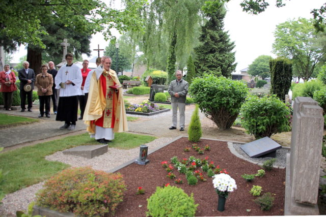 2015 im Mai wurde die Priestergrabstätte in Welldorf eingesegnet. Foto: Archiv PuKBSuS / Silja