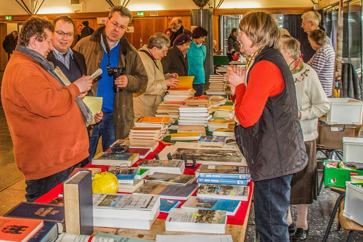 Die Jülicher Bücherbörse im PZ des Gymnasiums Zitadelle der Stadt Jülich ist Treffpunkt für alle Interessierten an der Jülicher Geschichte (Foto: Michael Greve).