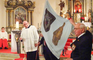 Die Sebastianuschützen bei der Weihe der neuen Fahne. Foto: Verein