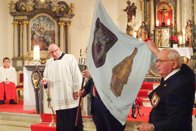 Die Sebastianuschützen bei der Weihe der neuen Fahne. Foto: Verein