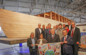 Landrat Wolfgang Spelthahn (vordere Reihe, 2.v.r.) mit Unterstützern und Gästen vor dem "Ship of Tolerance". Foto: Kreis Düren