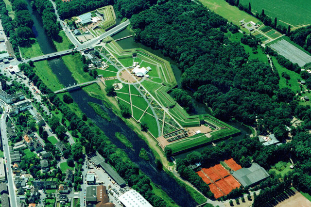 Der Brückenkopf als Landesgartenschau 1998, aufgenommen von Arno Petersen. Foto: Archiv PuKBSuS