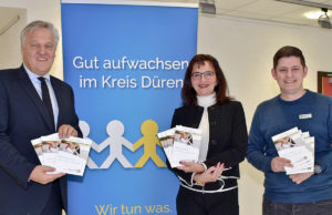 Druckfrische Ferien-Info 2019 Landrat Wolfgang Spelthahn, Elke Ricken-Melchert, Leiterin des Amtes für Demografie, Kinder, Jugend, Familie und Senioren, und Thomas Mohr (r.) stellen die Broschüre "Ferien-Info 2019" vor. Foto: Kreis Düren