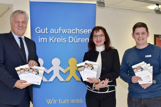 Landrat Wolfgang Spelthahn, Elke Ricken-Melchert, Leiterin des Amtes für Demografie, Kinder, Jugend, Familie und Senioren, und Thomas Mohr (r.) stellen die Broschüre 