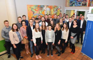 „Sehr gut“: IHK-Vizepräsidentin Kerstin Steffens (4. v. l.) gratulierte den Top-Azubis aus dem Kreis Düren. Foto: Andreas Herrmann
