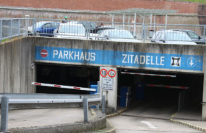 Keine einladende Einfahrt: Das Parkhaus Zitadelle. Fotos: Dorothée Schenk