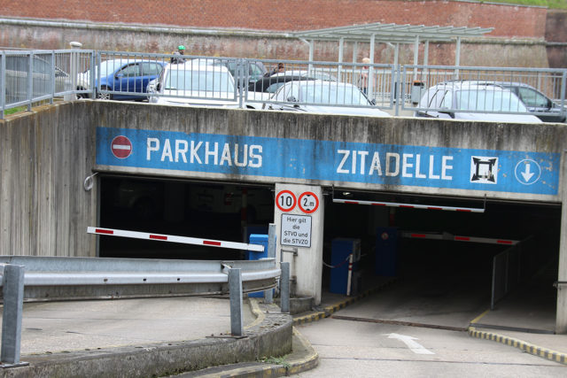 Keine einladende Einfahrt: Das Parkhaus Zitadelle. Fotos: Dorothée Schenk