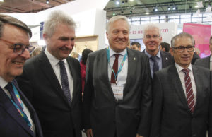 Mit Weitblick in die Zukunft Landrat Wolfgang Spelthahn (Mitte) traf im Beisein der Bürgermeister Axel Buch (Hürtgenwald), Ingo Eßer (Kreuzau) und Peter Cremer (Heimbach) ( v. l.) auf der ITB in Berlin NRW-Wirtschaftsminister Prof. Andreas Pinkwart (2. v. l.). Foto: Kreis Düren