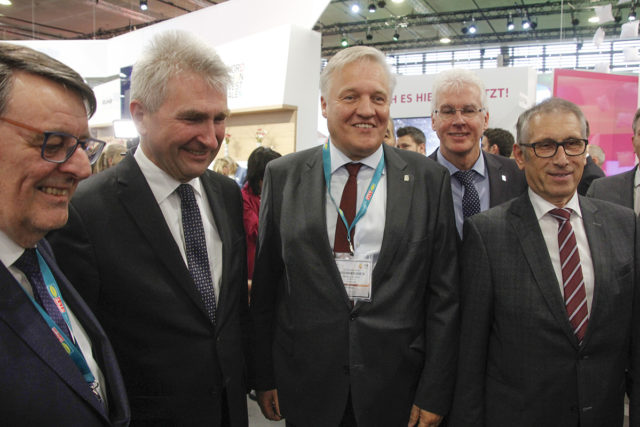 Landrat Wolfgang Spelthahn (Mitte) traf im Beisein der Bürgermeister Axel Buch (Hürtgenwald), Ingo Eßer (Kreuzau) und Peter Cremer (Heimbach) ( v. l.) auf der ITB in Berlin NRW-Wirtschaftsminister Prof. Andreas Pinkwart (2. v. l.). Foto: Kreis Düren