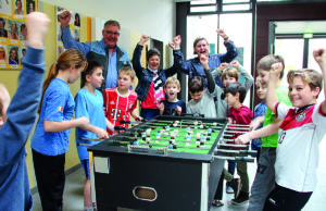 Nicht nur einen Kicker, viel Spaß hat Albrecht Franken den Kindern der KGS geschenkt. Foto: Dorothée Schenk