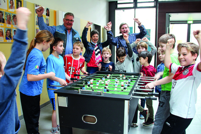 Nicht nur einen Kicker, viel Spaß hat Albrecht Franken den Kindern der KGS geschenkt. Foto: Dorothée Schenk