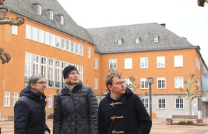 Begleitet von Dr. Jascha Braun (v.r.) lässt sich Landeskonservatorin Dr. Andrea Pufke von Dr. Rüdiger Urban vom Förderverein Festung Zitadelle durch Jülichs führen. Foto: Dorothée Schenk