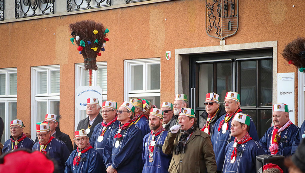 Lazarus Strohmanus mit Ehrenkappen- und Ordensträgern vorm alten Rathaus auf dem Jülicher Marktplatz. Fotos: Frank Besselmann