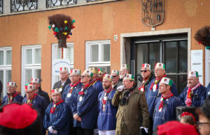 Lazarus Strohmanus mit Ehrenkappen- und Ordensträgern vorm alten Rathaus auf dem Jülicher Marktplatz. Fotos: Frank Besselmann