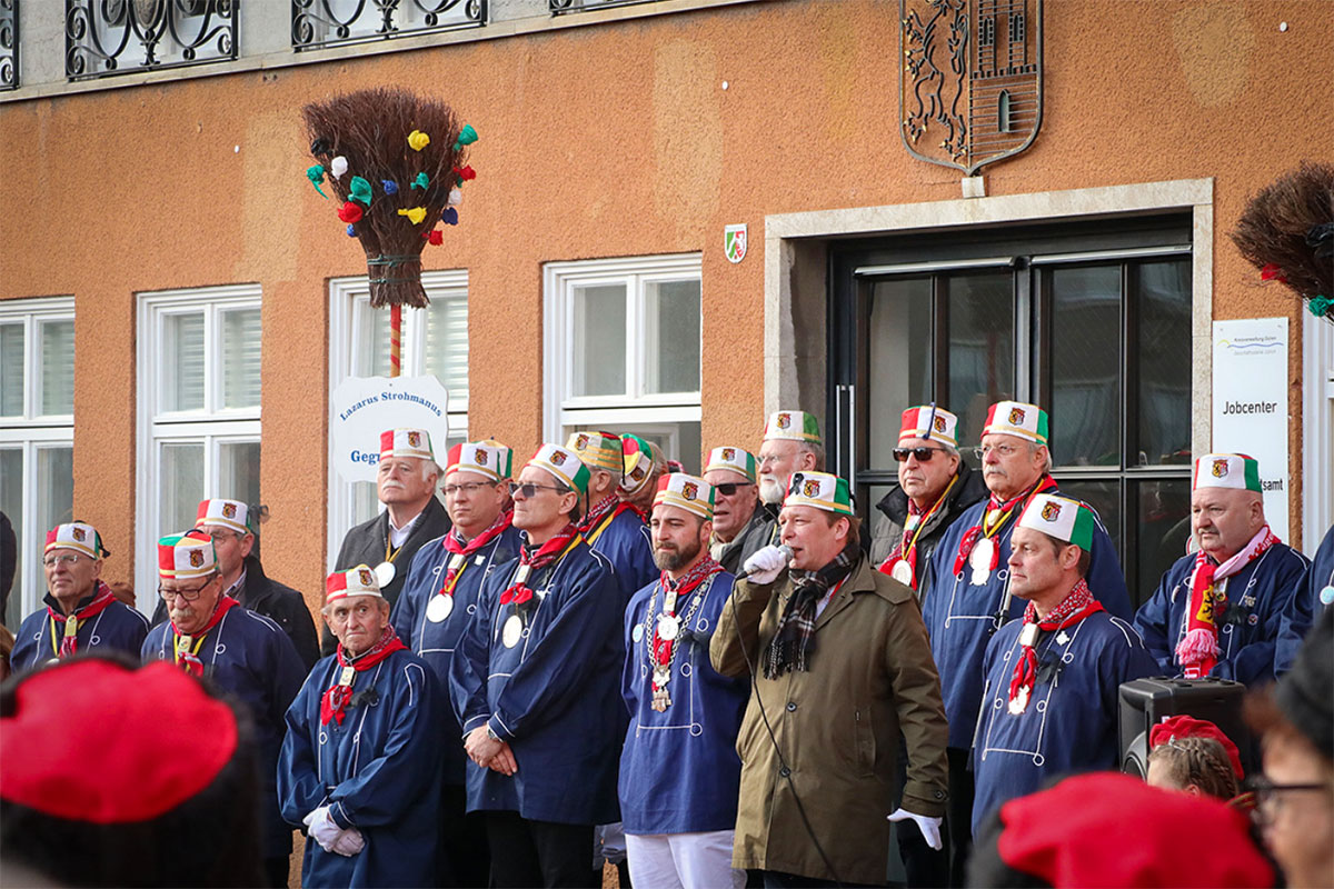 Lazarus Strohmanus mit Ehrenkappen- und Ordensträgern vorm alten Rathaus auf dem Jülicher Marktplatz. Fotos: Frank Besselmann