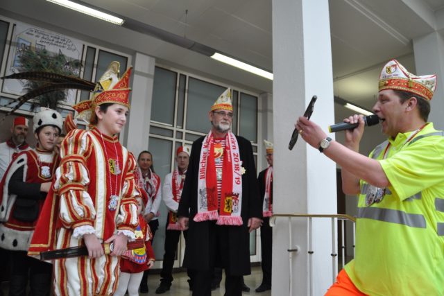 Kindprinz Jan Schlader übernimmt den Rathausschlüssel von Bürgermeister Axel Fuchs. Fotos: Stadt Jülich