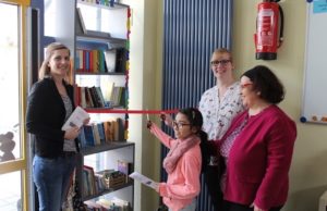 Eröffnung des „Offenen Bücherschranks“ Frau Hertel (Einrichtungsleitung), Frau Bragard (Erzieherin), Frau Willkomm-Laufs (Verein „Offener Bücherschrank“) Foto: Kita Sonnenschein